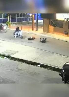 Vídeo mostra assalto a motociclista por app que quebrou a perna no Poço