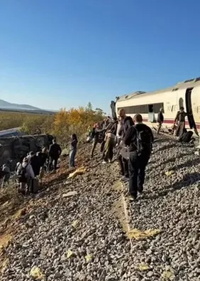VÍDEO: Trens que colidiram viajavam pela linha de alta velocidade