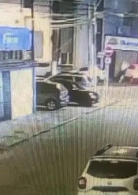 VÍDEO: veículo invade hotel após colisão em cruzamento na Avenida João Davino