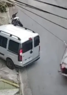 Ladeira abaixo: caminhão quase acerta ciclista ao perder o controle; veja o vídeo