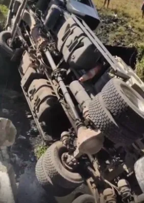 Motorista pula de caminhão antes de veículo cair em riacho no interior de Alagoas