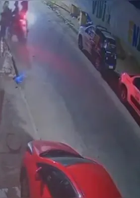 Vídeo registra momento em que criminosos cercam e roubam pedestres na Ponta da Terra