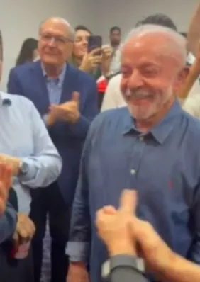Vídeos mostram Lula e aliados comemorando virada sobre Flávio no 2º turno