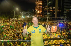 Deputado Sóstenes Cavalcante marca presença no Bloco do 22 em Maceió