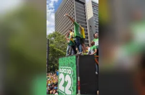 Flávio Bolsonaro reúne apoiadores na Avenida Paulista a uma semana do segundo turno