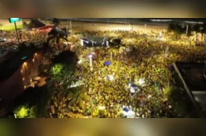Imagem aérea mostra duas faixas da orla de Maceió tomadas durante Bloco do 22