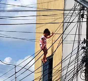 Criança cai de janela, fica presa a fios de alta tensão e é resgatada por militar