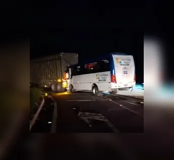 Motorista morre após ônibus com estudantes de Teotônio Vilela colidir com caminhão na BR-101
