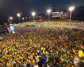 Ao lado de Alfredo Gaspar, Flávio Bolsonaro reúne apoiadores no Farol da Barra e recebe título de Cidadão Soteropolitano