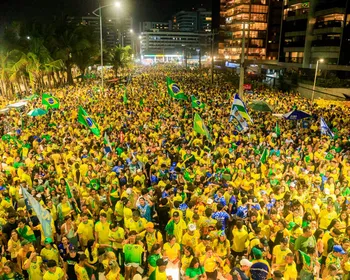 Apoiadores fecham vias na orla de Maceió durante ato do Bloco do 22