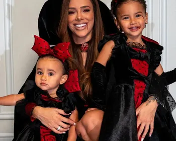 Bruna Biancardi abre álbum de fotos com filhas de Neymar fantasiadas