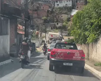 Caminhão cai em vala e interdita trânsito na Ladeira da Moenda