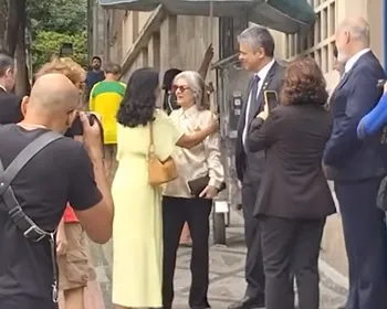 Cármen Lúcia vota em colégio de BH e é tietada por eleitores