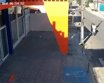 Carro desgovernado atinge três motos, caminhão e pedestre em Penedo