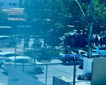 Carro sobe em canteiro central e colide com outro veículo na Av. Fernandes Lima