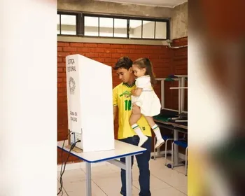 Com a filha no colo, Nikolas Ferreira (PL) vota em BH