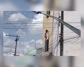 Criança cai de janela, fica presa a fios de alta tensão e é resgatada por militar