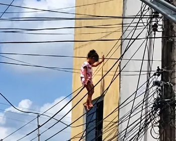 Criança cai de janela, fica presa a fios de alta tensão e é resgatada por militar