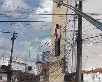 Criança cai de janela, fica presa a fios de alta tensão e é resgatada por militar
