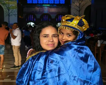 Criança de 6 anos chama atenção em Aparecida por devoção a Nossa Senhora