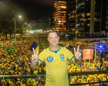Deputado Sóstenes Cavalcante marca presença no Bloco do 22 em Maceió