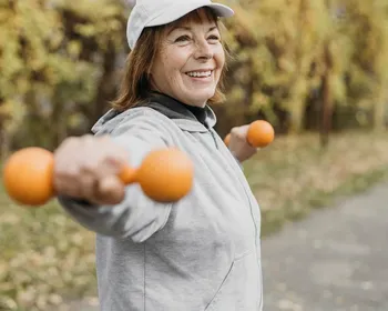 Exercícios para fortalecer os braços e preservar a força após os 50 anos