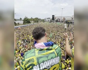 Flávio Bolsonaro reúne aliados e apoiadores no Bloco 22 em Vitória