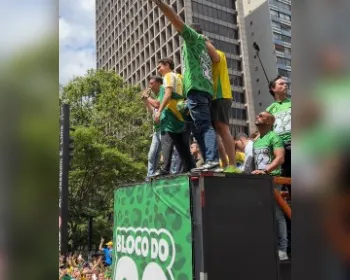 Flávio Bolsonaro reúne apoiadores na Avenida Paulista a uma semana do segundo turno