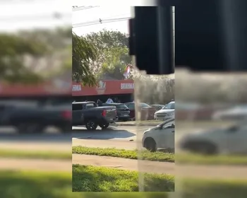 Homem é preso após tentar matar 3 pessoas a tiros em bar