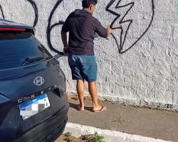 Homem picha muro recém-pintado de cemitério em Maceió às vésperas de Finados