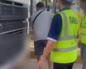 Homem usa metralhadora para destruir caminhão após briga de trânsito