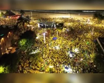 Imagem aérea mostra duas faixas da orla de Maceió tomadas durante Bloco do 22