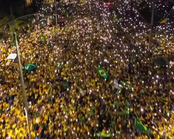 Imagens de drone mostram mar verde e amarelo na orla de Maceió; confira