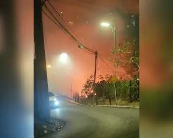 Incêndio atinge área tomada por lixo na Ladeira da Moenda, em Maceió