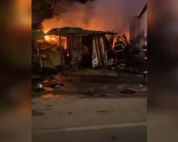 Incêndio destrói borracharia durante a madrugada em Palmeira dos Índios