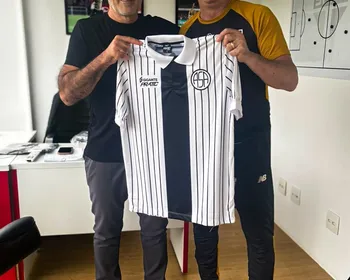 Itamar Schülle visita CT do São Paulo e presenteia Dorival Júnior com camisa do ASA