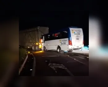 Motorista morre após ônibus com estudantes de Teotônio Vilela colidir com caminhão na BR-101
