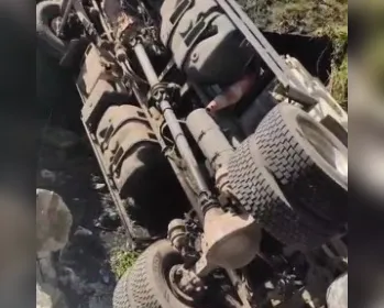 Motorista pula de caminhão antes de veículo cair em riacho no interior de Alagoas