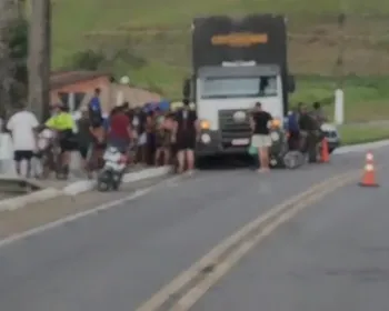 Mulher morre e outra fica ferida em acidente entre moto e carreta em Atalaia