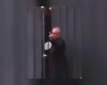Padre é flagrado exibindo dedo do meio a manifestantes em frente a igreja em Milão
