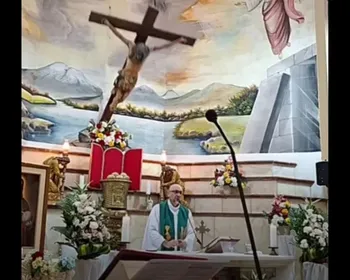 Padre morre após ser atingido por cruz de madeira durante missa transmitida ao vivo