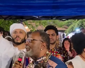 Pai de santo discursa em ato e afirma que macumbeiros não votam em Flávio Bolsonaro