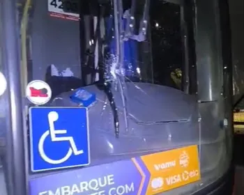 Pânico dentro do ônibus: passageiros se deitam no chão durante ataque a tiros em Maceió