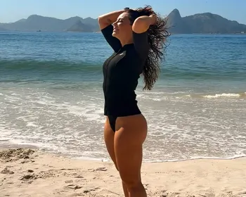 Paolla Oliveira posa na praia e manda recado sobre política