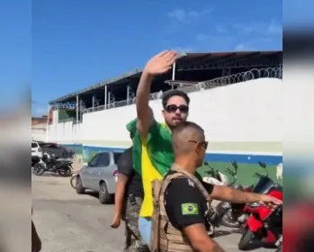 Rico Melquiades vota cercado de seguranças particulares em Maceió