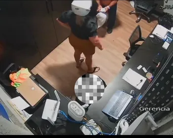 Vídeo mostra momento em que ex-funcionários de academia na Ponta Verde espancam gata