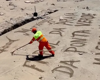 Vídeo: Gari viraliza ao escrever mensagens na areia da Praia de Ponta Verde