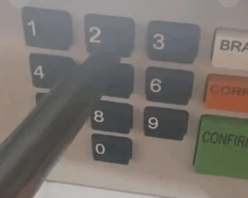 Vídeo mostra eleitor usando arma para votar na urna
