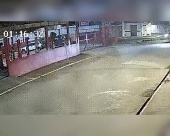 Vídeo mostra momento em que carro capota durante perseguição policial em Arapiraca