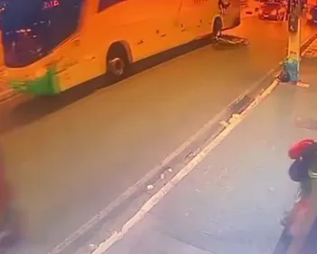 Vídeo mostra momento em que estudante cai de bicicleta antes de morrer atropelado por ônibus em Arapiraca